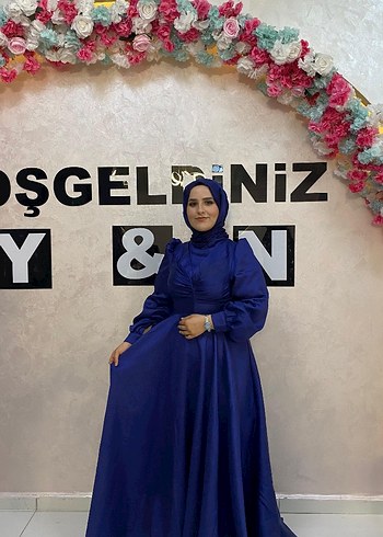 Uzun Kollu Yüksek Yakalı Mavi Saten Elbise şaliyla bereber