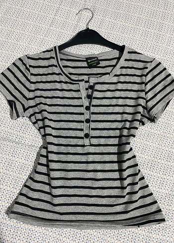 Düğmeli Gri Çizgili Baby Tee
