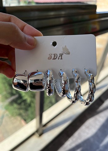 Beden Zincir Detaylı Mini Yılan Desenli çelik küpe
