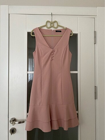 Pembe elbise