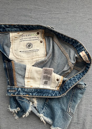GUESS Bol Kesim Mini Denim Şort - Görsel 3