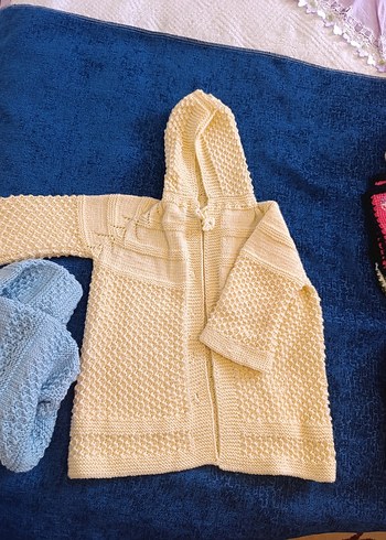 Kapüşonlu Beyaz Triko Bebek hırkası el örgüsü