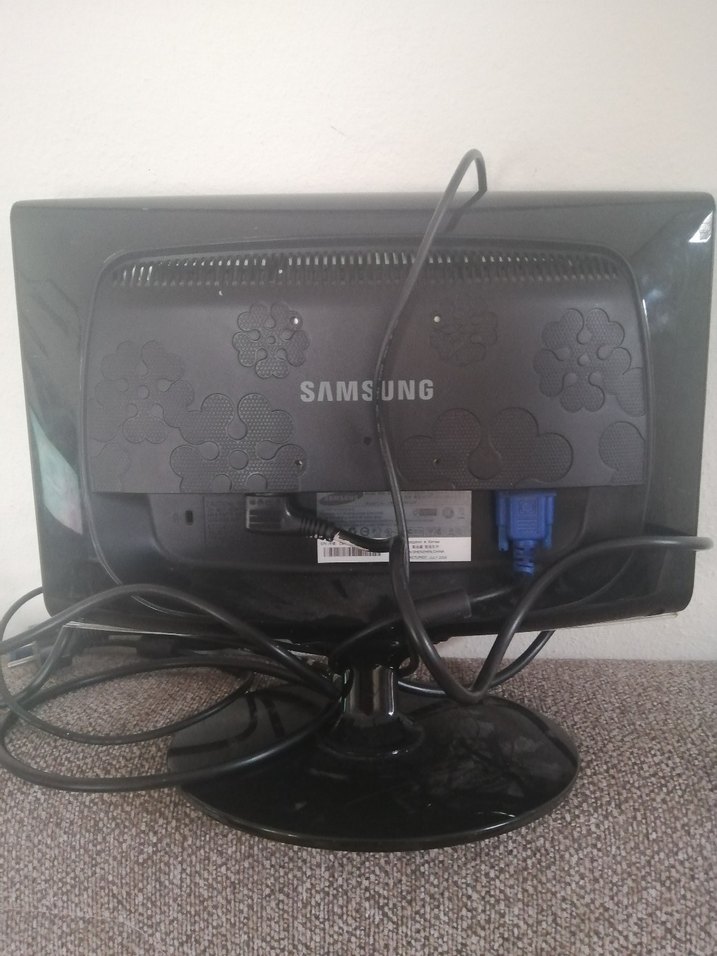 Siyah Samsung Monitör 19 inç - Görsel 3