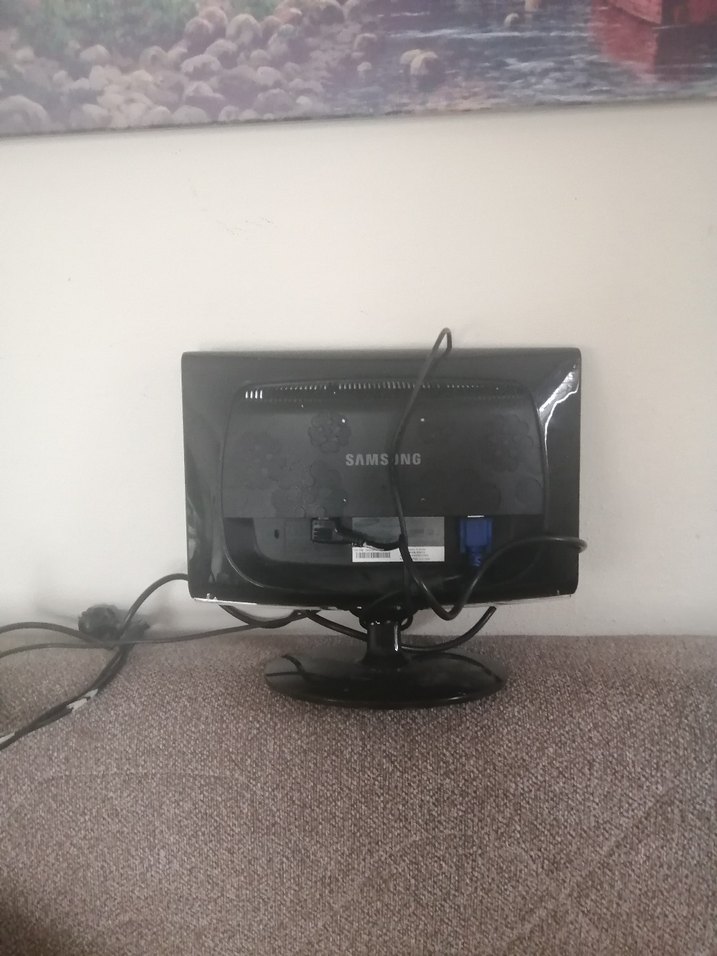 Siyah Samsung Monitör 19 inç - Görsel 2