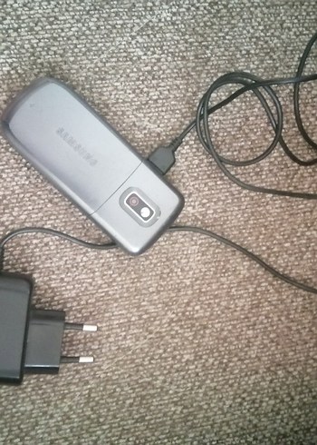 Gri Samsung Tuşlu Telefon ve Şarj Aleti - Görsel 2