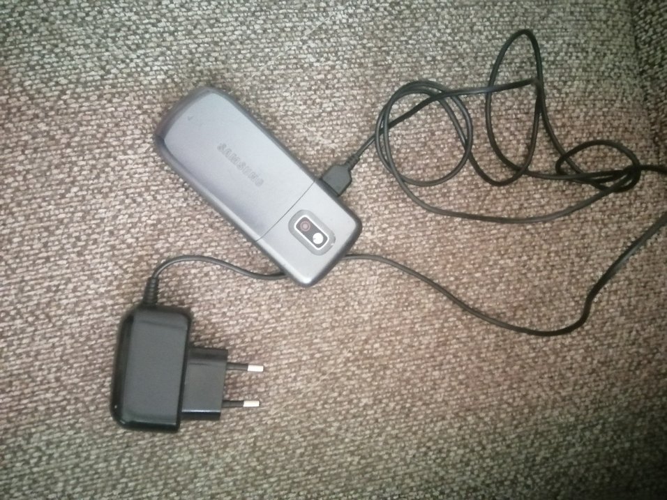 Gri Samsung Tuşlu Telefon ve Şarj Aleti - Görsel 2