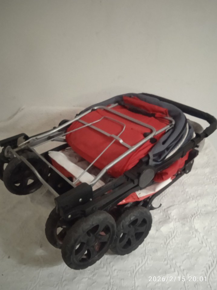 Gri ve kırmızı bebek arabası - Görsel 3