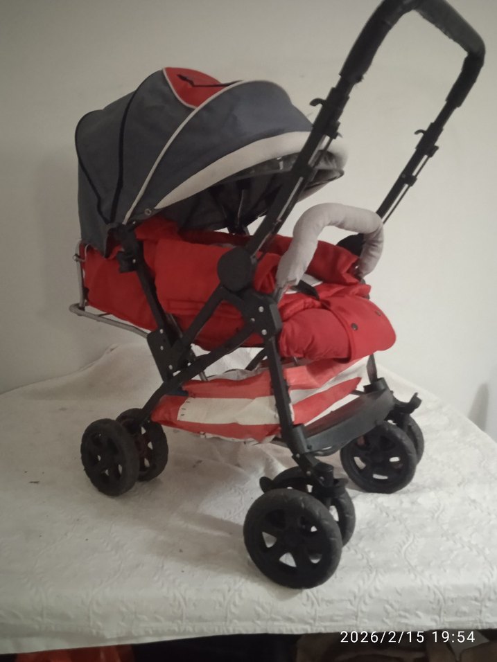 Gri ve kırmızı bebek arabası - Görsel 2