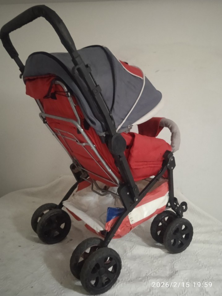 Gri ve kırmızı bebek arabası - Görsel 4