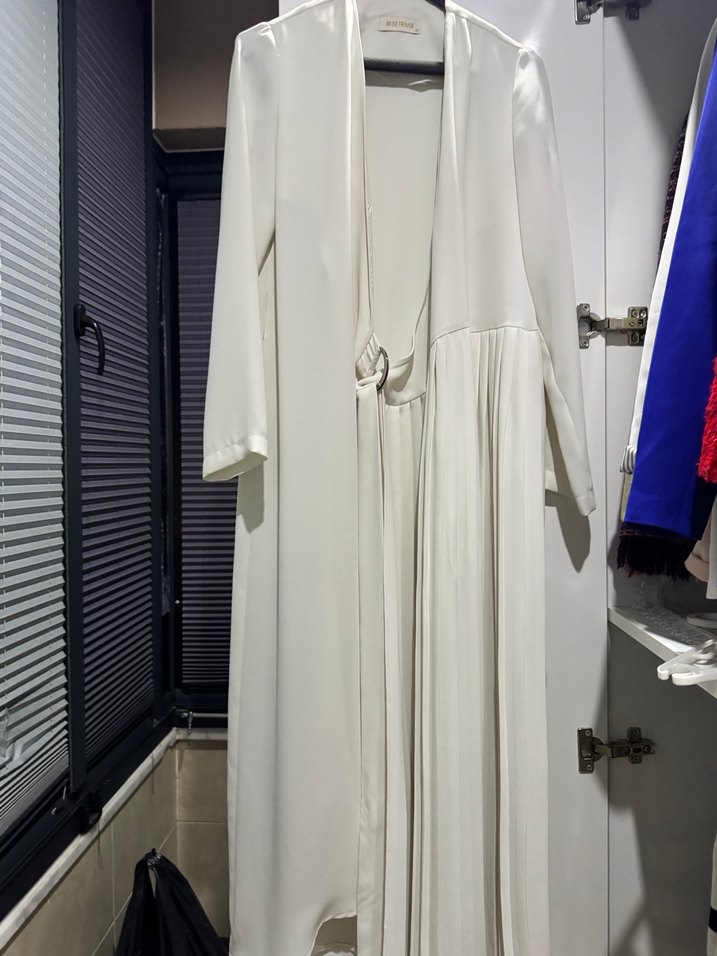 Beyaz Uzun ferace Kadın Elbisepiliseli detay - Görsel 4