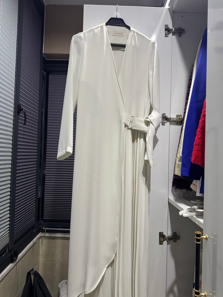 Beyaz Uzun ferace Kadın Elbisepiliseli detay - Görsel 3