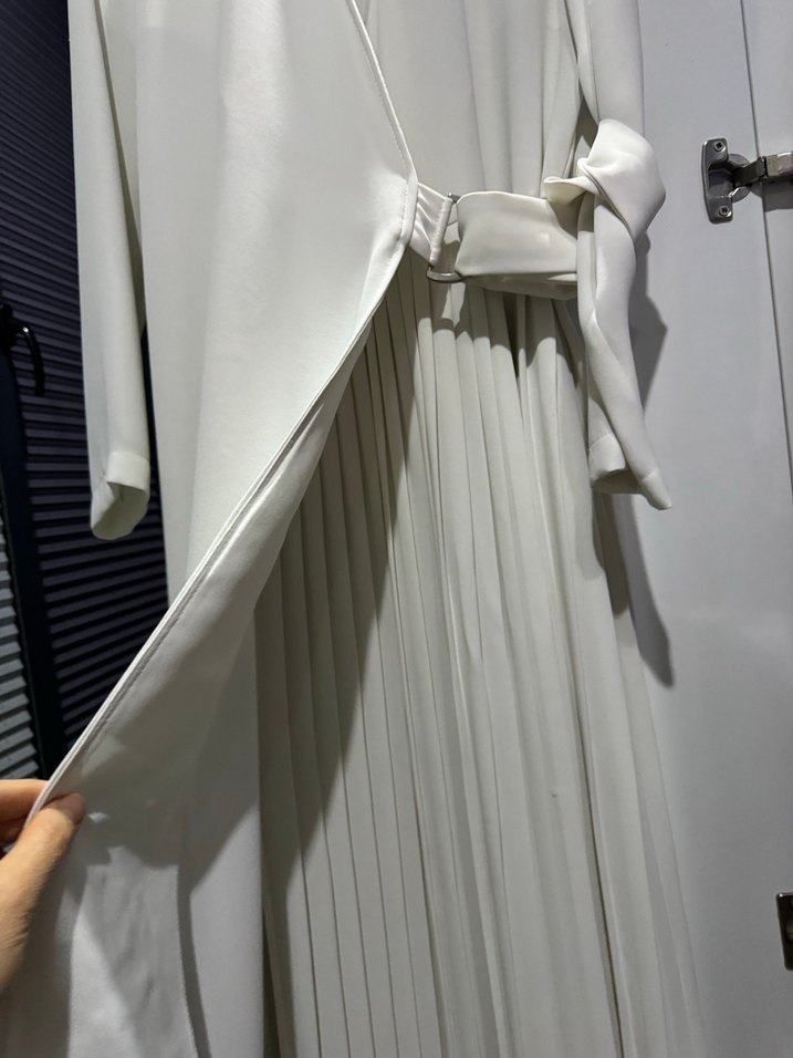 Beyaz Uzun ferace Kadın Elbisepiliseli detay - Görsel 2