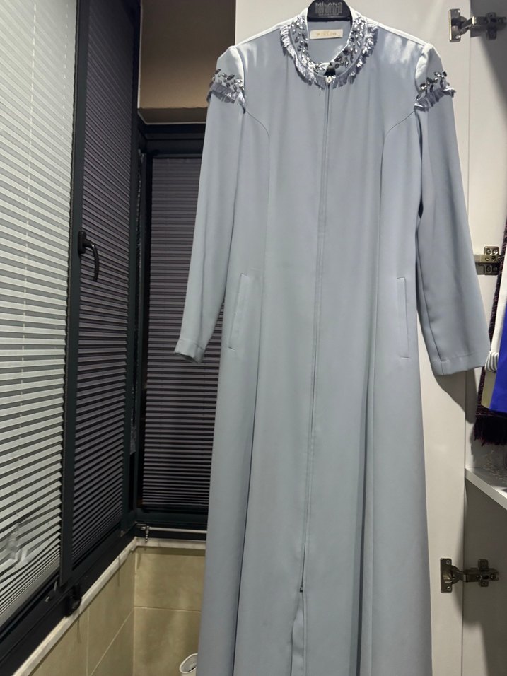 Gri  taş ve püsküllü Detaylı Kadın ferace - Görsel 4