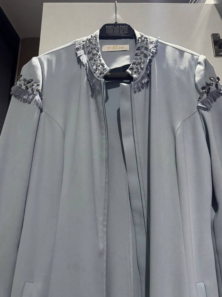 Gri  taş ve püsküllü Detaylı Kadın ferace - Görsel 2