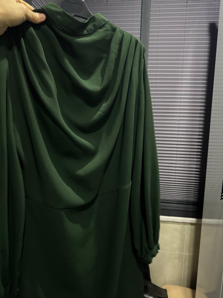 Zincir Detaylı Uzun Yeşil Kadın Elbise - Görsel 4