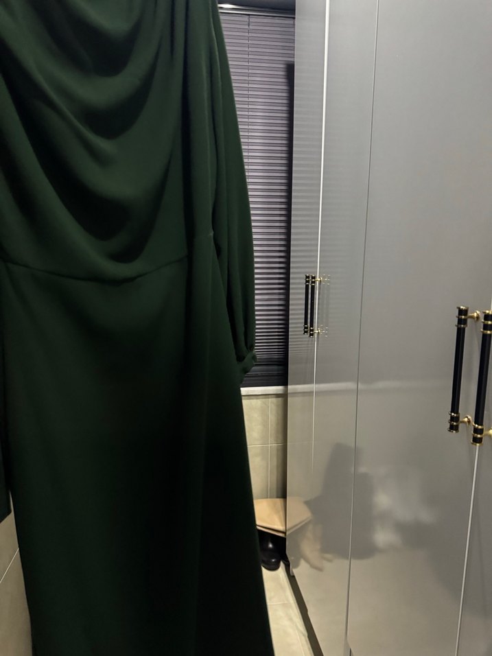 Zincir Detaylı Uzun Yeşil Kadın Elbise - Görsel 3