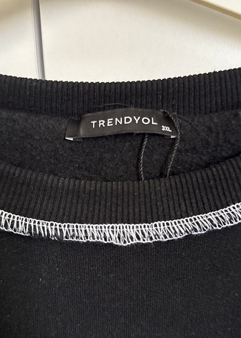 Trendyol & Milla Beyaz Dikiş Detaylı Siyah Oversize Sweatshirt