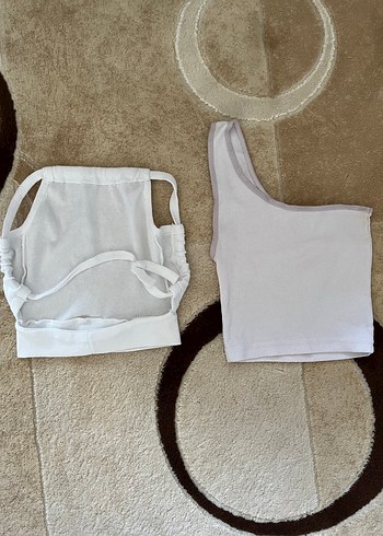 Trendyol & Milla Bir tane tek kollu beyaz crop bir tane sırt dekolteli crop
