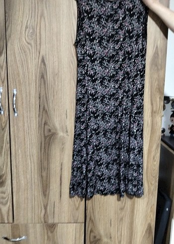 Siyah Batik Desenli V Yakalı Midi Elbise - Görsel 3