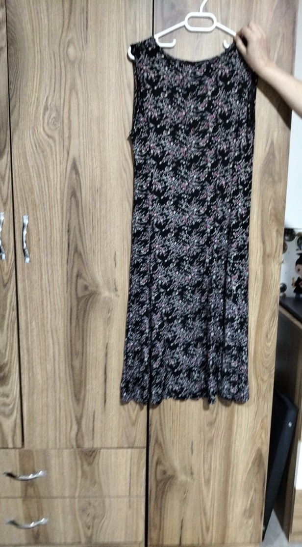 Siyah Batik Desenli V Yakalı Midi Elbise - Görsel 3