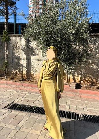 Saten Görünümlü Drapeli Uzun yağ yeşili abiye şal ile beraber - Görsel 2