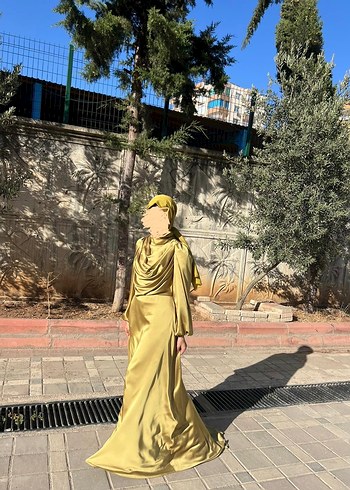 Saten Görünümlü Drapeli Uzun yağ yeşili abiye şal ile beraber - Görsel 3
