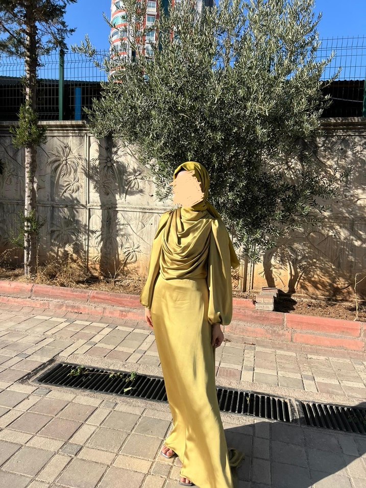 Saten Görünümlü Drapeli Uzun yağ yeşili abiye şal ile beraber - Görsel 2