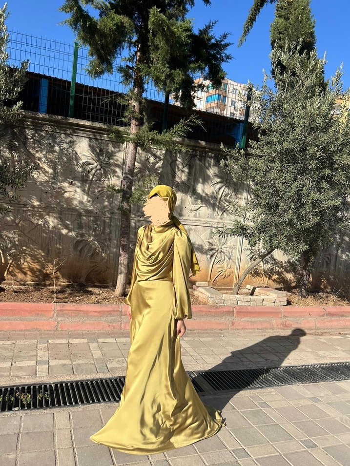 Saten Görünümlü Drapeli Uzun yağ yeşili abiye şal ile beraber - Görsel 3