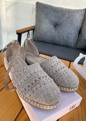 Gri Nakışlı Bohem Kadın Dolgu Topuk Sandalet