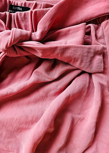 m Beden pembe Renk Bershka Kemerli Şort
