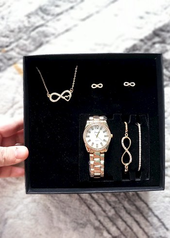 Altın Renkli Minimalist Kadın Saat ve Takı Seti