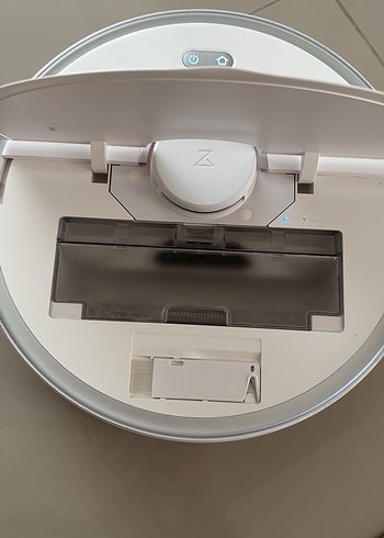Beyaz ve Gri Akıllı Robot Süpürge