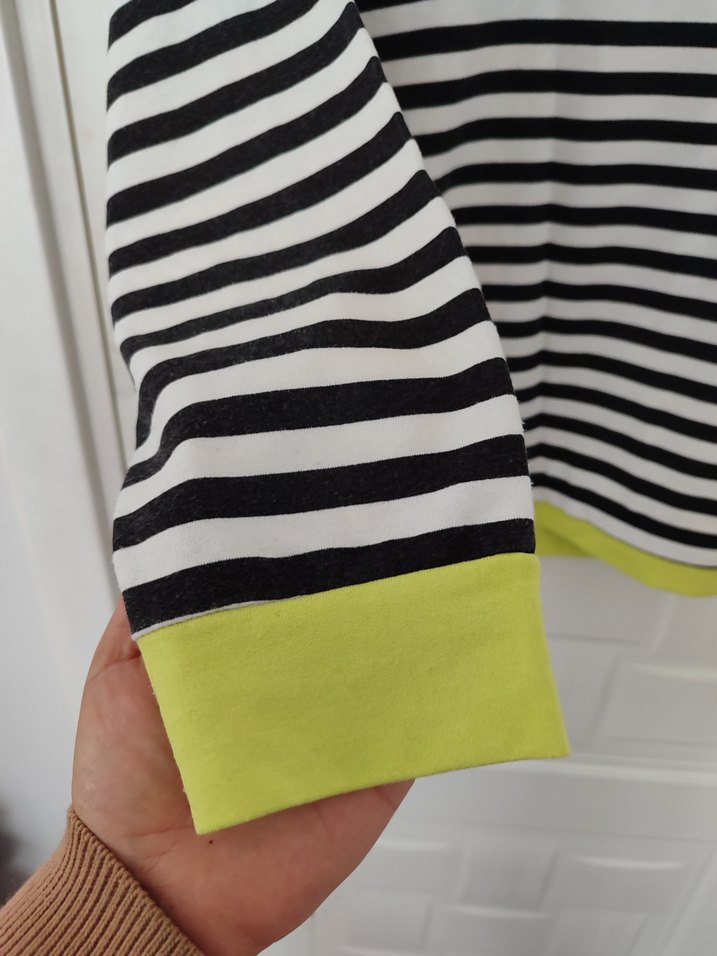 Sarı Detaylı Siyah Beyaz Çizgili Kadın Kazak - Görsel 4