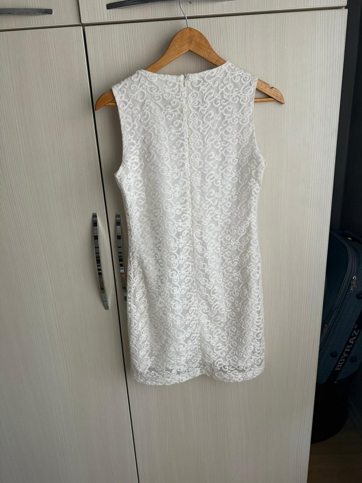 Dantel Detaylı Beyaz Midi Kolsuz Elbise - Görsel 3