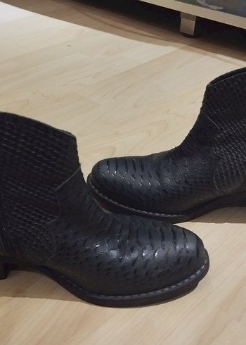 Yılan Baskılı Siyah Deri Kadın Bot - Görsel 2