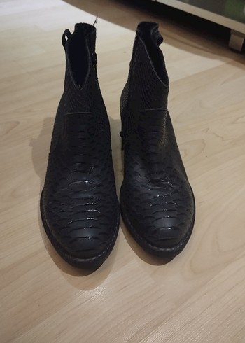 Yılan Baskılı Siyah Deri Kadın Bot - Görsel 3