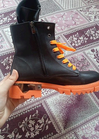 Turuncu Bağcıklı Gotik Kadın Bot - Görsel 3