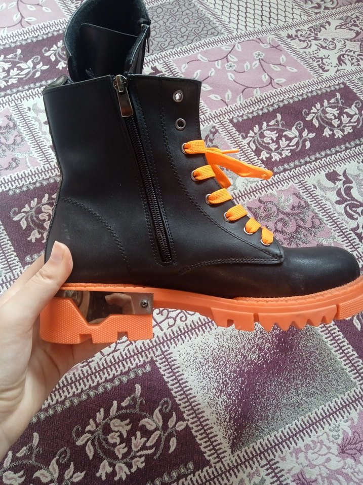 Turuncu Bağcıklı Gotik Kadın Bot - Görsel 3