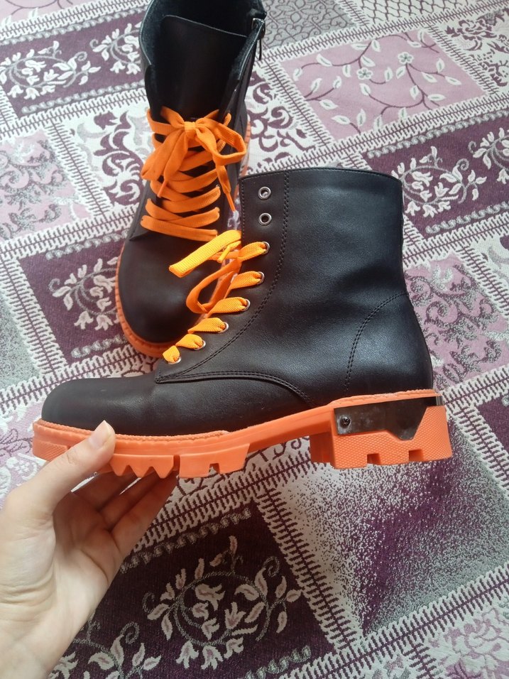 Turuncu Bağcıklı Gotik Kadın Bot - Görsel 4