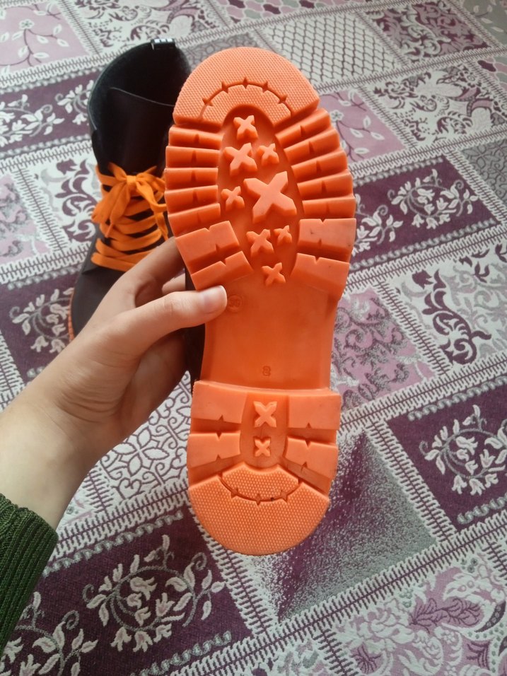 Turuncu Bağcıklı Gotik Kadın Bot - Görsel 5