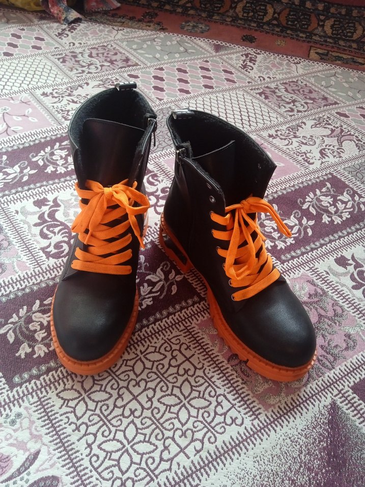 Turuncu Bağcıklı Gotik Kadın Bot - Görsel 2