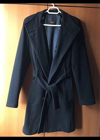 Düğmeli Siyah Kaban - Görsel 3