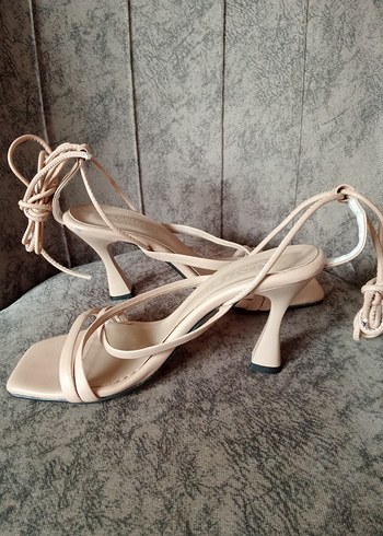 Bej İnce Topuklu Minimalist Kadın Sandalet - Görsel 2