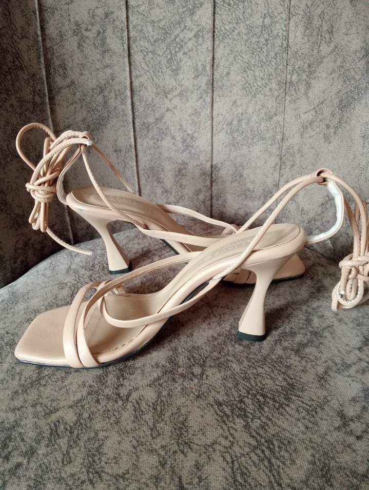 Bej İnce Topuklu Minimalist Kadın Sandalet - Görsel 2