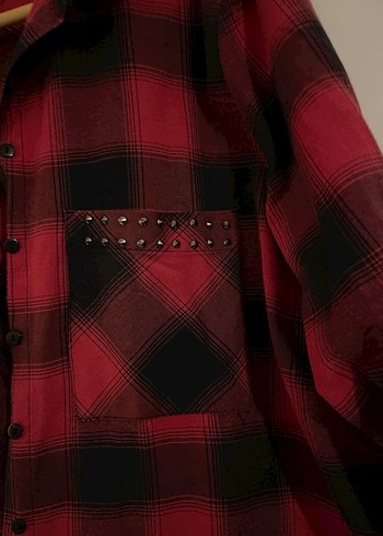 Kırmızı Düğmeli Uzun Kollu Gömlek - Görsel 3