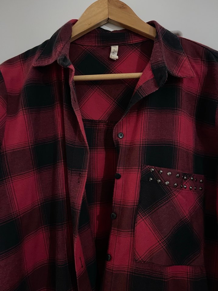 Kırmızı Düğmeli Uzun Kollu Gömlek - Görsel 4