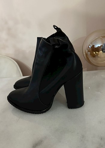 Siyah Deri Tokalı Kadın Topuklu Bot - Görsel 4