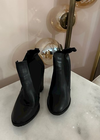 Siyah Deri Tokalı Kadın Topuklu Bot - Görsel 2