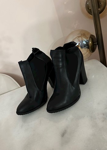 Siyah Deri Tokalı Kadın Topuklu Bot - Görsel 3