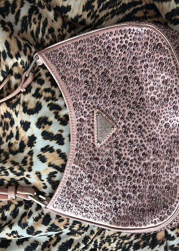 Prada pembe taşlı çanta